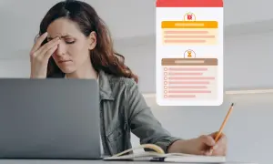 Femme stressée devant son ordinateur, préparant le kick off meeting. Une liste de tâches et un rappel visuels l'assaillent.