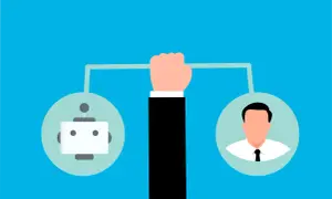Une main tient une balance symbolisant l'automatisation de la comptabilité, opposant un robot à un humain.
