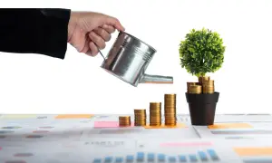 Main qui arrose une plante faite de pièces d'or, symbolisant la croissance d'un nouveau source de revenu.