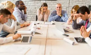 Des employés semblent dépassés lors d'une réunion. Comment organiser une réunion pour éviter cette situation ?