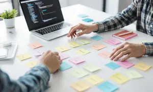 Des post-it colorés sur un bureau, représentant un **product breakdown structure** pour un projet.