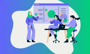 Trois femmes discutent des résultats d'une réunion du comité de pilotage devant un écran affichant des graphiques.
