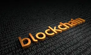 Les avantages de la blockchain : un mot doré sur un fond de données cryptées.