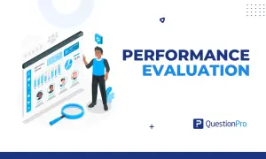Un homme analyse un tableau de bord de revue de performance avec des graphiques et des évaluations. Le mot "PERFORMANCE EVALUATION" est affiché en grand.