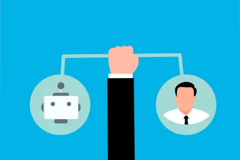 Une main tient une balance symbolisant l'automatisation de la comptabilité, opposant un robot à un humain.
