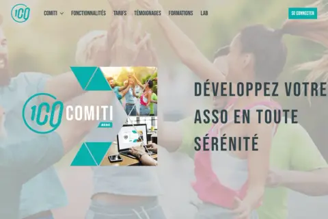 Logiciel compta association gratuit : des gens heureux célèbrent, une interface intuitive sur ordinateur.