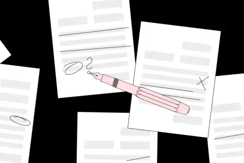 Des documents éparpillés, un stylo rose prêt à contester une facture. Des croix et des points d'interrogation suggèrent un désaccord.