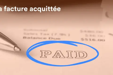 Une facture acquittée par virement, avec le mot "PAID" entouré en bleu. Un stylo est visible à gauche.