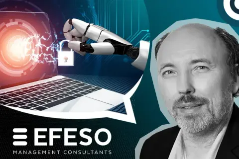 Un bras robotique manipule un cadenas sur un écran d'ordinateur, symbolisant la sécurité et l'api intelligence artificielle. Un homme souriant est à droite.