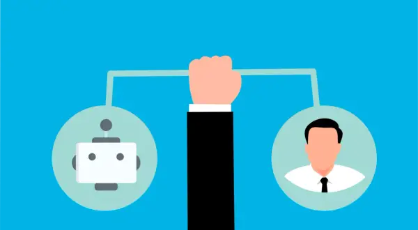 Une main tient une balance symbolisant l'automatisation de la comptabilité, opposant un robot à un humain.