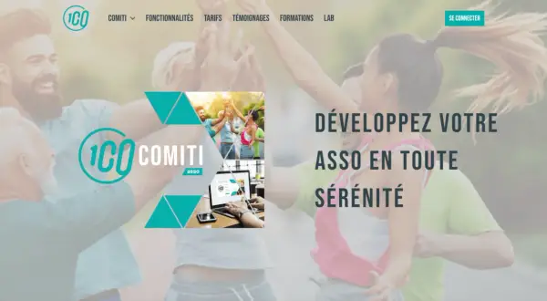 Logiciel compta association gratuit : des gens heureux célèbrent, une interface intuitive sur ordinateur.