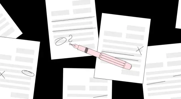 Des documents éparpillés, un stylo rose prêt à contester une facture. Des croix et des points d'interrogation suggèrent un désaccord.