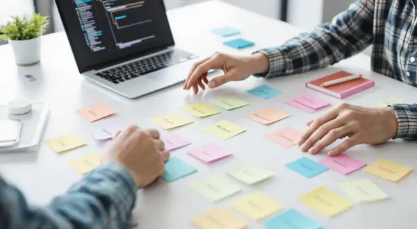 Des post-it colorés sur un bureau, représentant un **product breakdown structure** pour un projet.