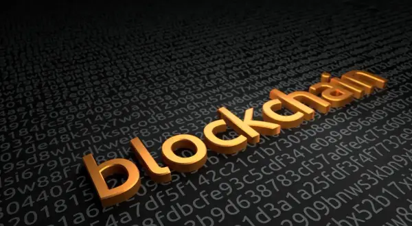 Les avantages de la blockchain : un mot doré sur un fond de données cryptées.