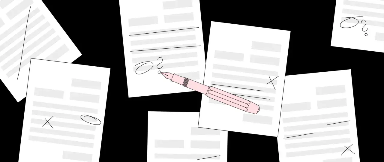 Des documents éparpillés, un stylo rose prêt à contester une facture. Des croix et des points d'interrogation suggèrent un désaccord.