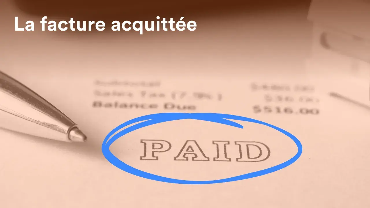 Une facture acquittée par virement, avec le mot "PAID" entouré en bleu. Un stylo est visible à gauche.