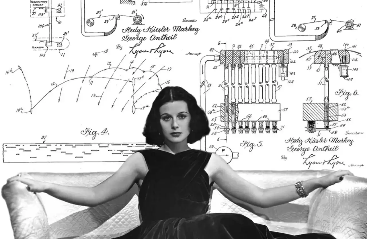 Hedy Lamarr, actrice et inventrice, pose devant des schémas de son brevet de système de communication secrète.