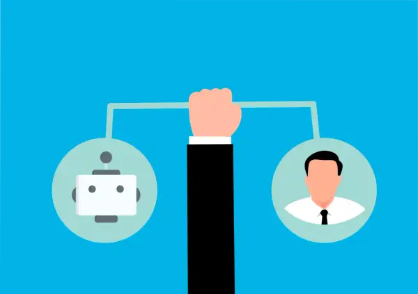 Une main tient une balance symbolisant l'automatisation de la comptabilité, opposant un robot à un humain.