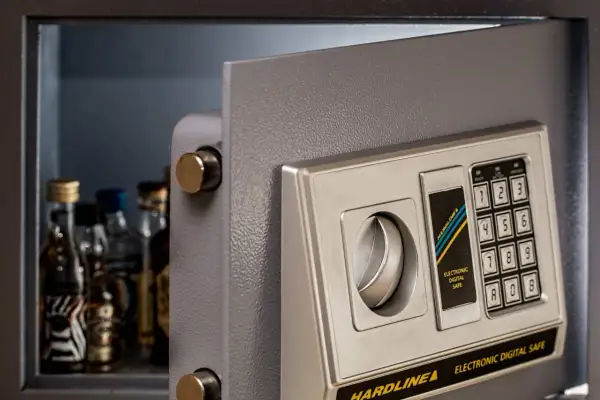 Coffre fort numérique gratuit ouvert, révélant des petites bouteilles. Clavier électronique pour un accès sécurisé.