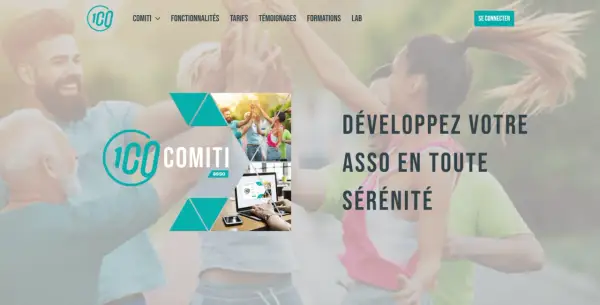 Logiciel compta association gratuit : des gens heureux célèbrent, une interface intuitive sur ordinateur.