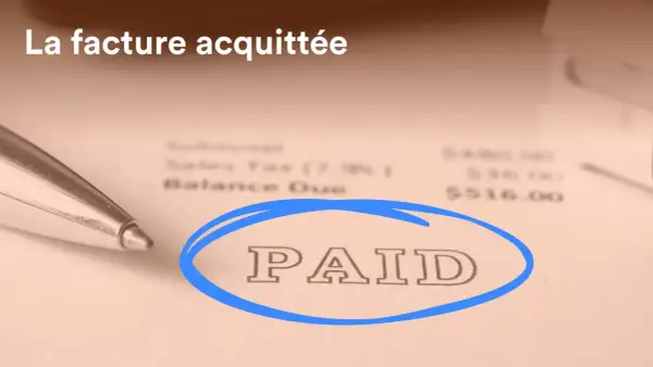Une facture acquittée par virement, avec le mot "PAID" entouré en bleu. Un stylo est visible à gauche.