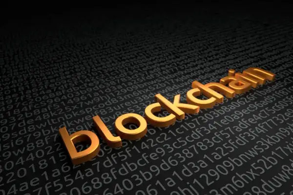 Les avantages de la blockchain : un mot doré sur un fond de données cryptées.