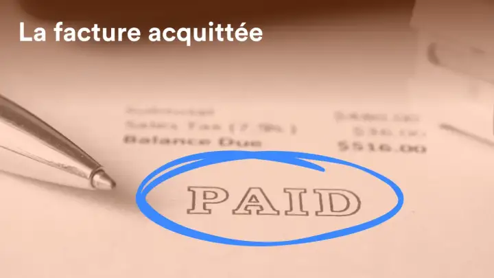 Une facture acquittée par virement, avec le mot "PAID" entouré en bleu. Un stylo est visible à gauche.